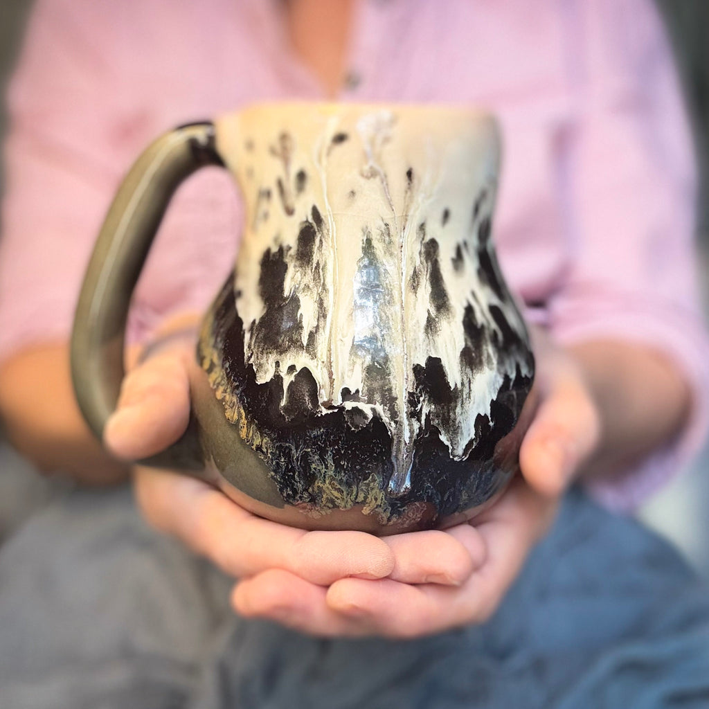 09-D Granny's Lace Variation Curvy Mug, 20 oz.