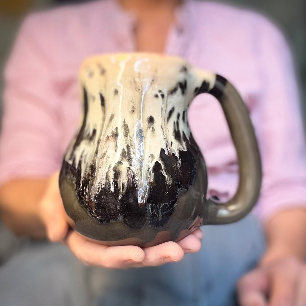09-D Granny's Lace Variation Curvy Mug, 20 oz.
