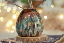 Load image into Gallery viewer, 17-D Grotto Variation Vase, 18 oz.