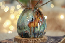 Load image into Gallery viewer, 17-D Grotto Variation Vase, 18 oz.