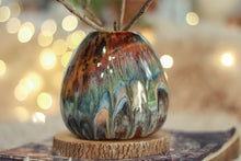 Load image into Gallery viewer, 17-D Grotto Variation Vase, 18 oz.