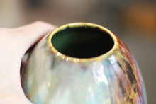 Load image into Gallery viewer, 17-D Grotto Variation Vase, 18 oz.