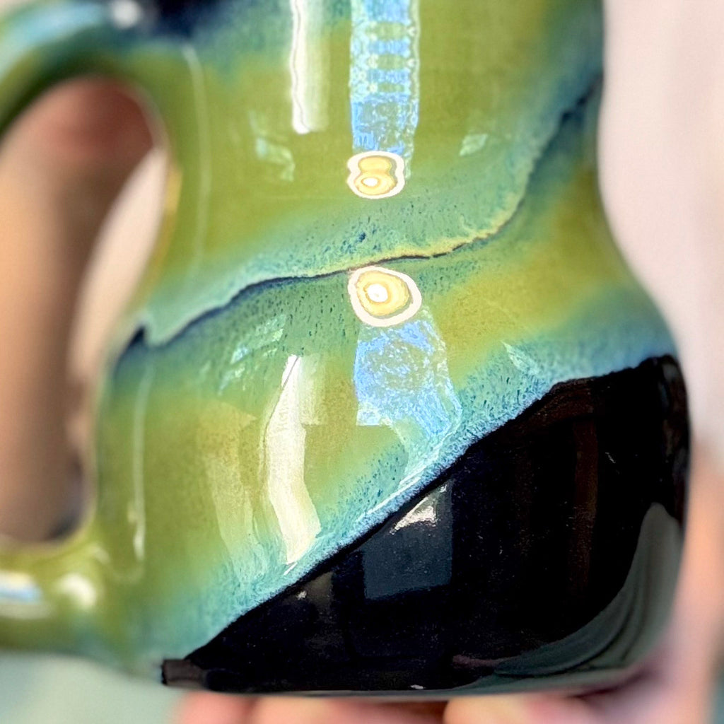 19-D Aurora Curvy Mug - TOP SHELF MISFIT, 23 oz.