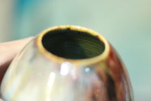 Load image into Gallery viewer, 17-D Grotto Variation Vase, 18 oz.