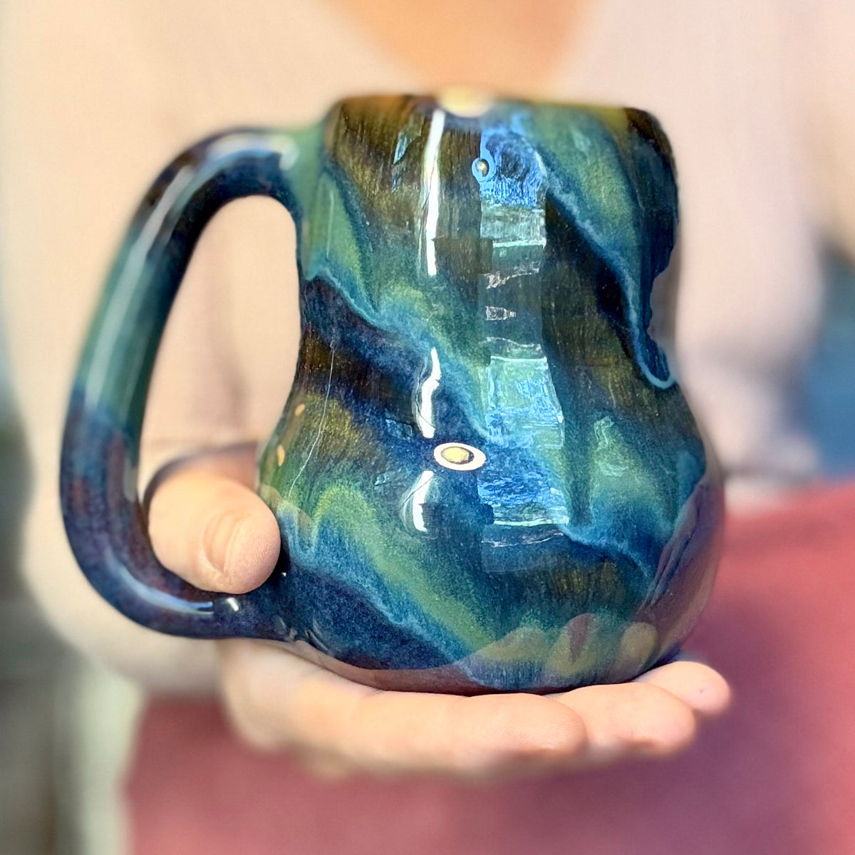 07-D Aurora Variation Notched Curvy Mug, 19 oz.