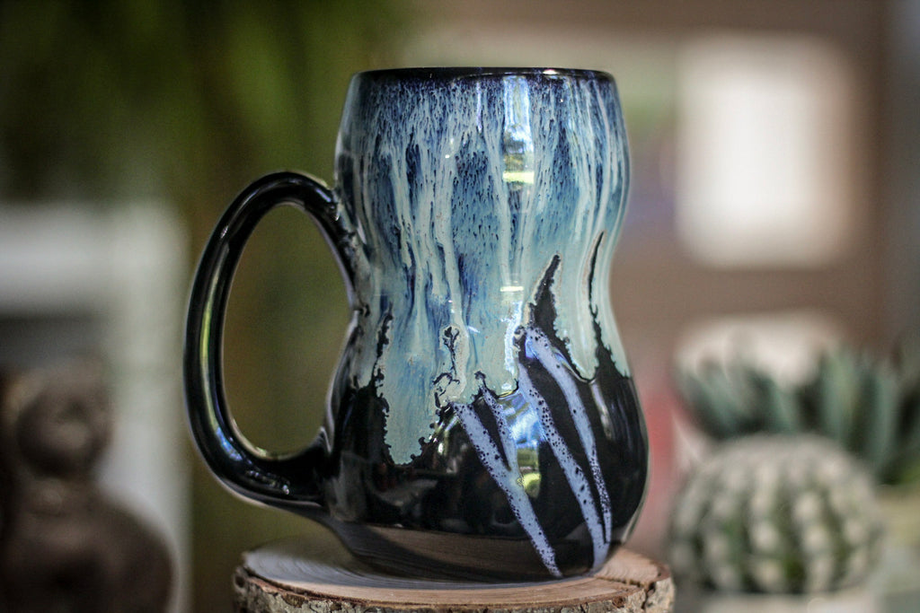 19-E Mountain Tide Variation Gourd Mug, 17 oz.